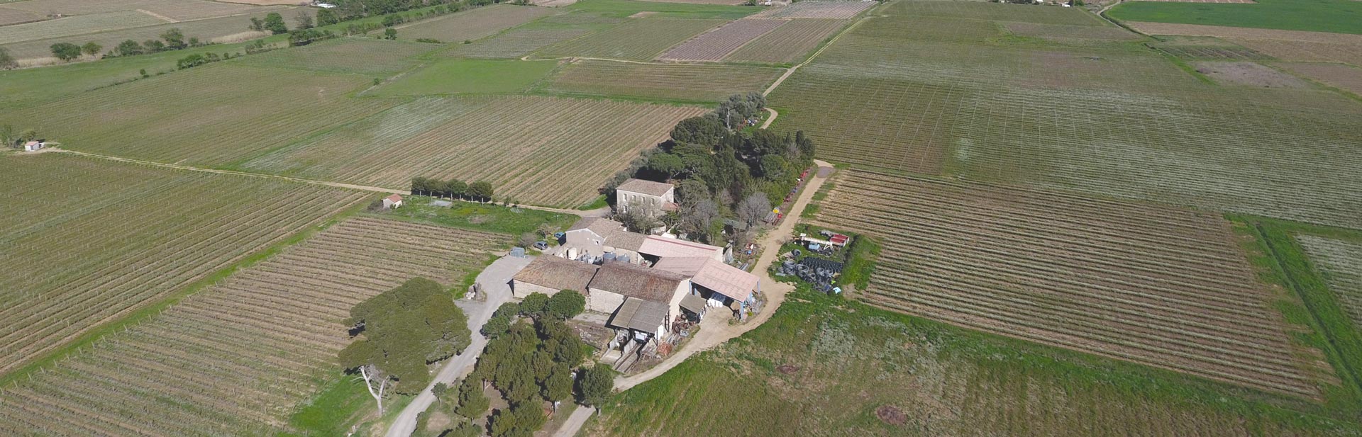 vue aérienne des bâtiments du domaine Les Charmettes et des vignes conduites en agriculture durable