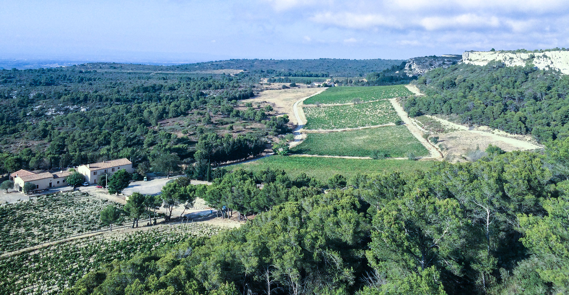 vue aérienne estivale bucolique des vignes et des bâtiments au Château de Figuières, grand vin de la Clape en conversion vers l'agriculture biologique et l'agroécologie